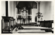 8815 Interieur van de N.H.-kerk te Breukelen: kerkzaal met orgel en preekstoel.